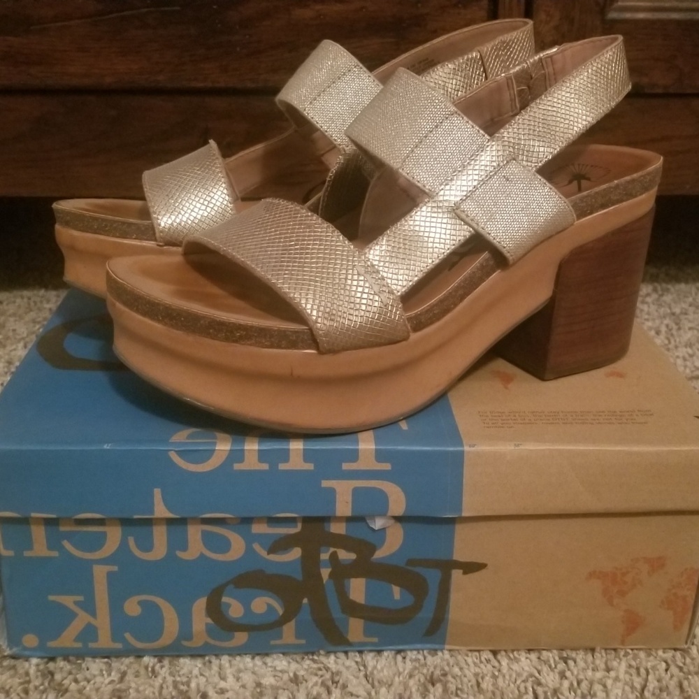 OTBT Indio Gold Wedge Sandal Size 8.5